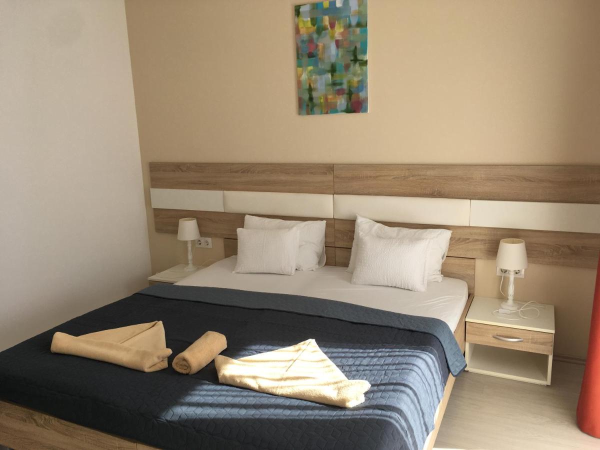 Hotel Pallone Balatonfured Bagian luar foto