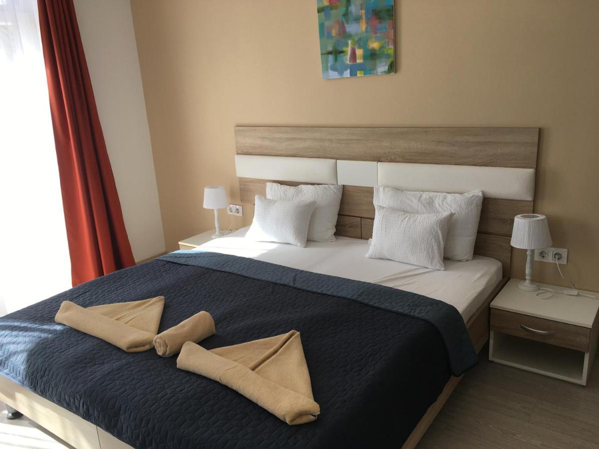 Hotel Pallone Balatonfured Bagian luar foto