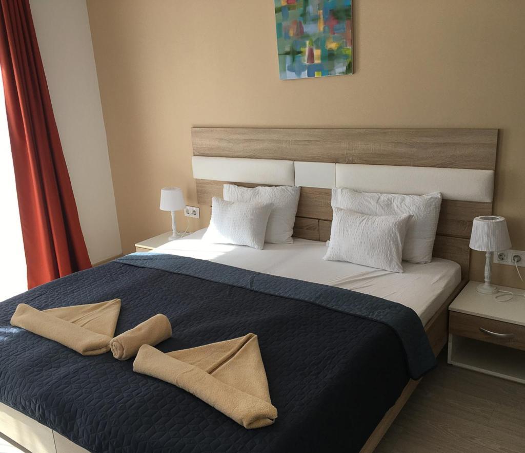 Hotel Pallone Balatonfured Bagian luar foto