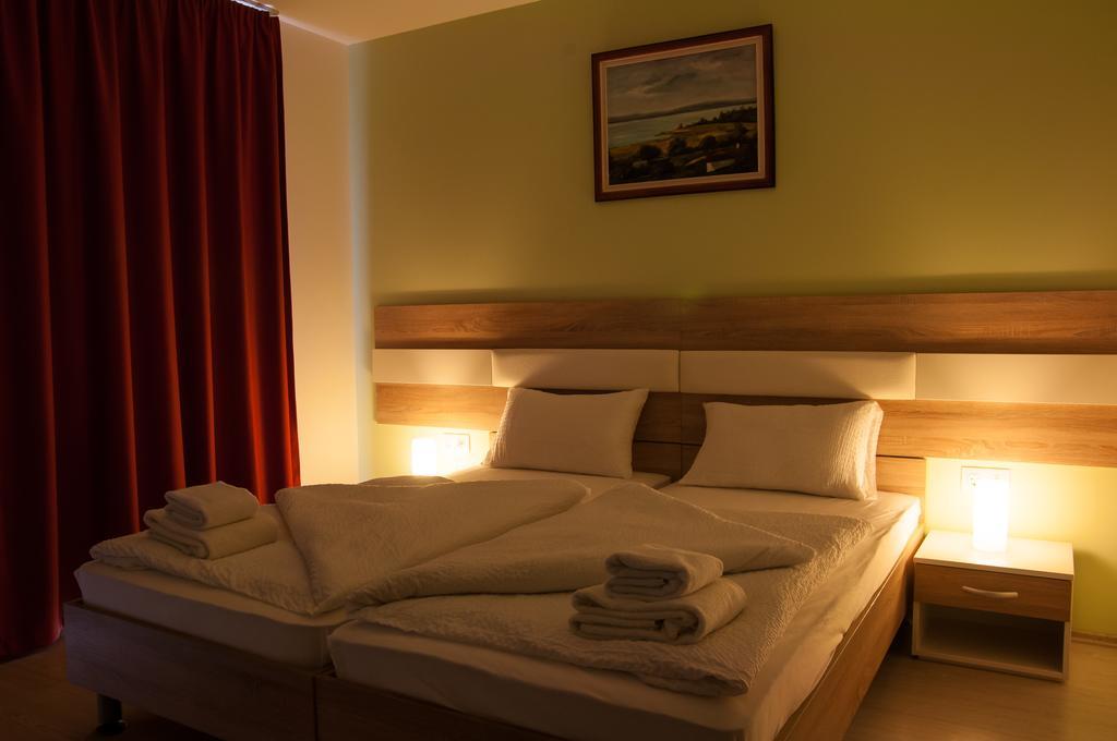 Hotel Pallone Balatonfured Ruang foto