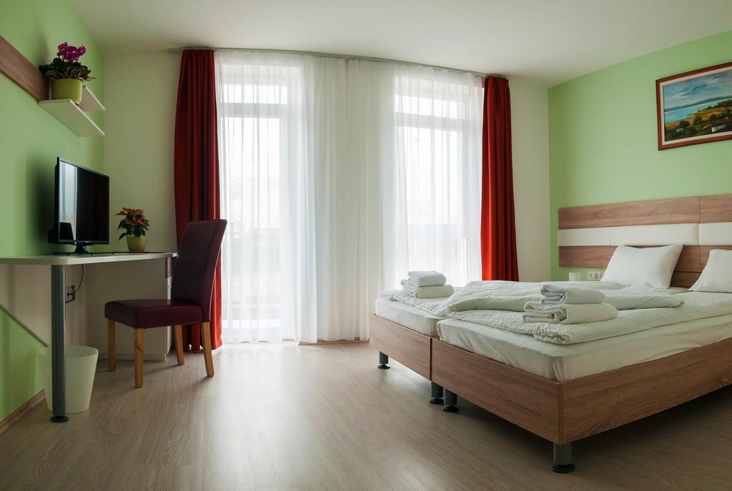 Hotel Pallone Balatonfured Ruang foto