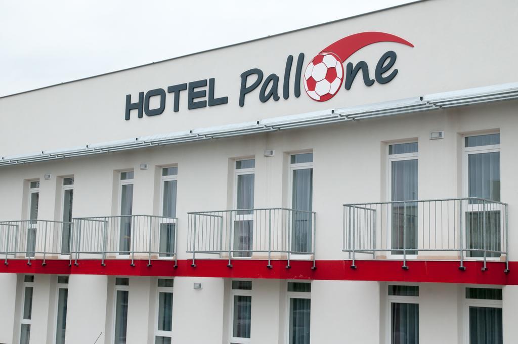 Hotel Pallone Balatonfured Bagian luar foto