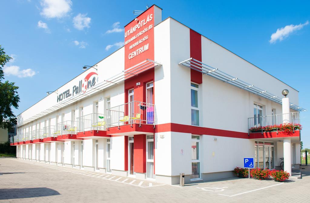 Hotel Pallone Balatonfured Bagian luar foto